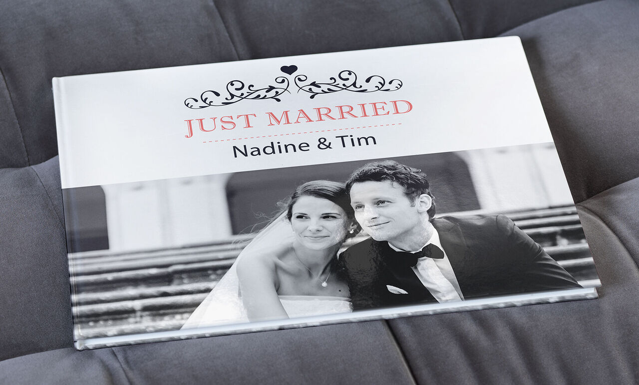 Le CEWE ALBUM PHOTO montre la couverture d'un livre de mariage avec les noms Nadine et Tim.