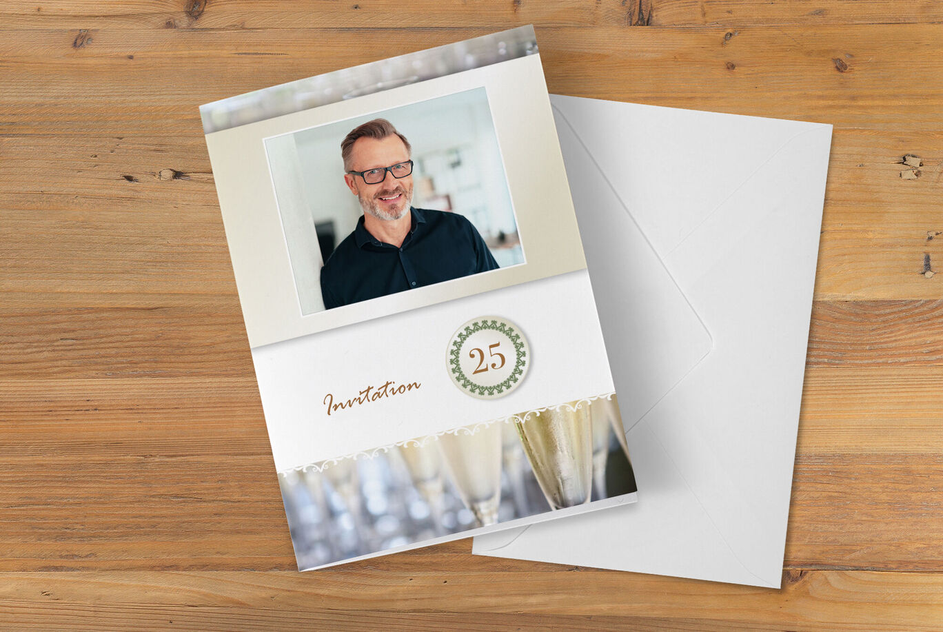Une invitation créative pour un 25e anniversaire avec des flûtes à champagne et de la place pour des photos.