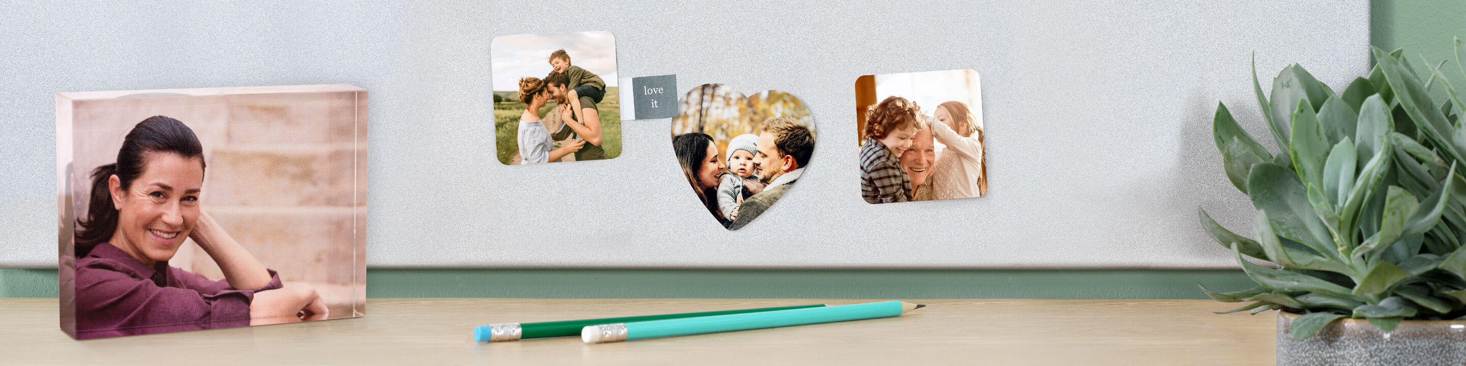 Une belle décoration de table avec un livre photo CEWE et trois photos de souvenirs heureux.