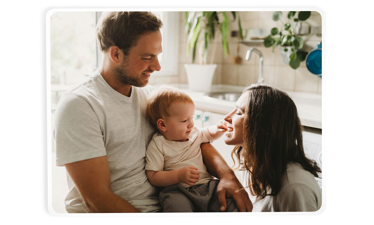 La famille se détend ensemble dans la cuisine, profitant d'un beau moment