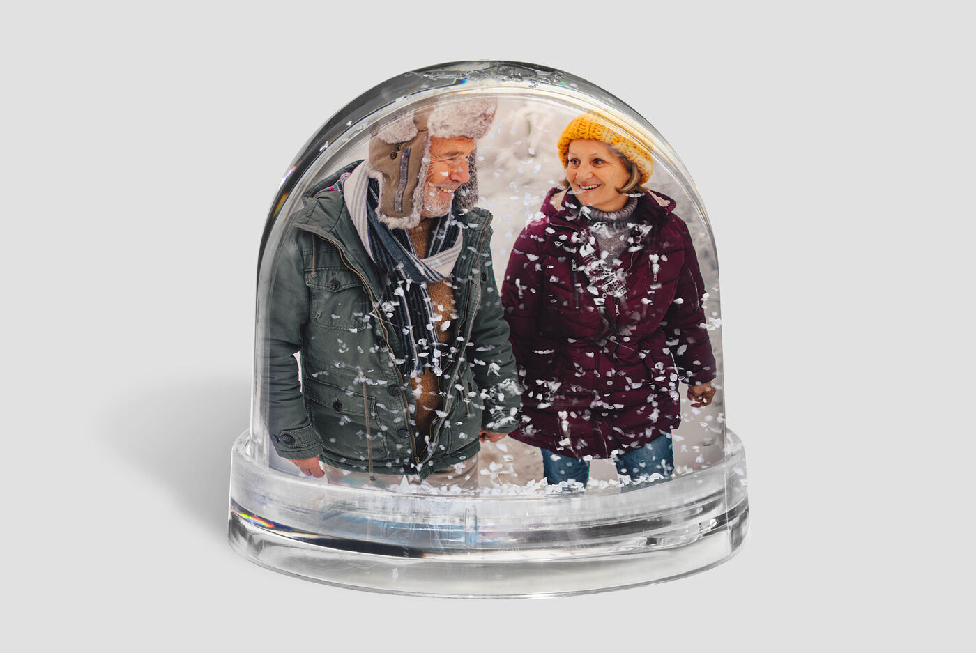 Un couple heureux dans une boule à neige se promenant ensemble.