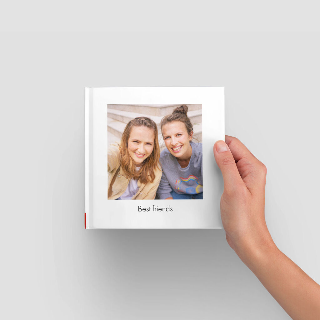 Een CEWE fotoboek met de titel 'Best friends' op een tafel.