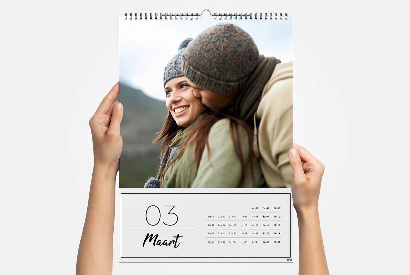 Een liefdevolle omhelzing van twee personen die een kalender vasthouden.