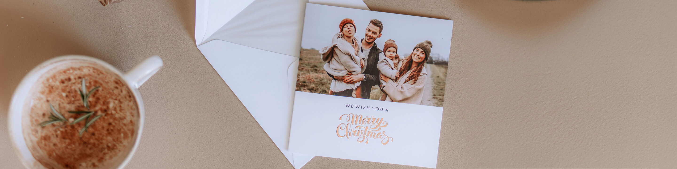 Een liefdevolle familiegroetkaart met een foto van een gezin buiten.