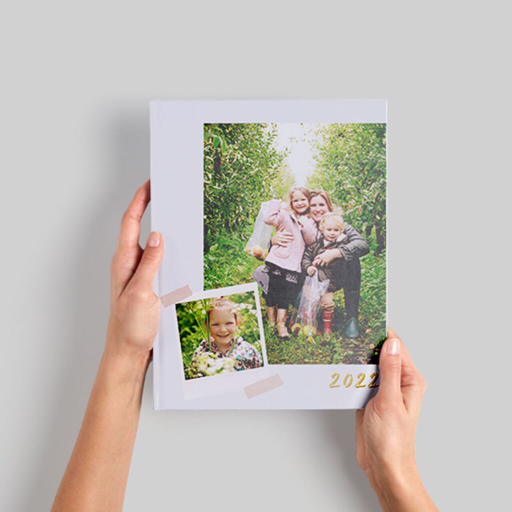 Twaalfmaanden fotokalender 2022, met een foto van twee personen in een tuin.