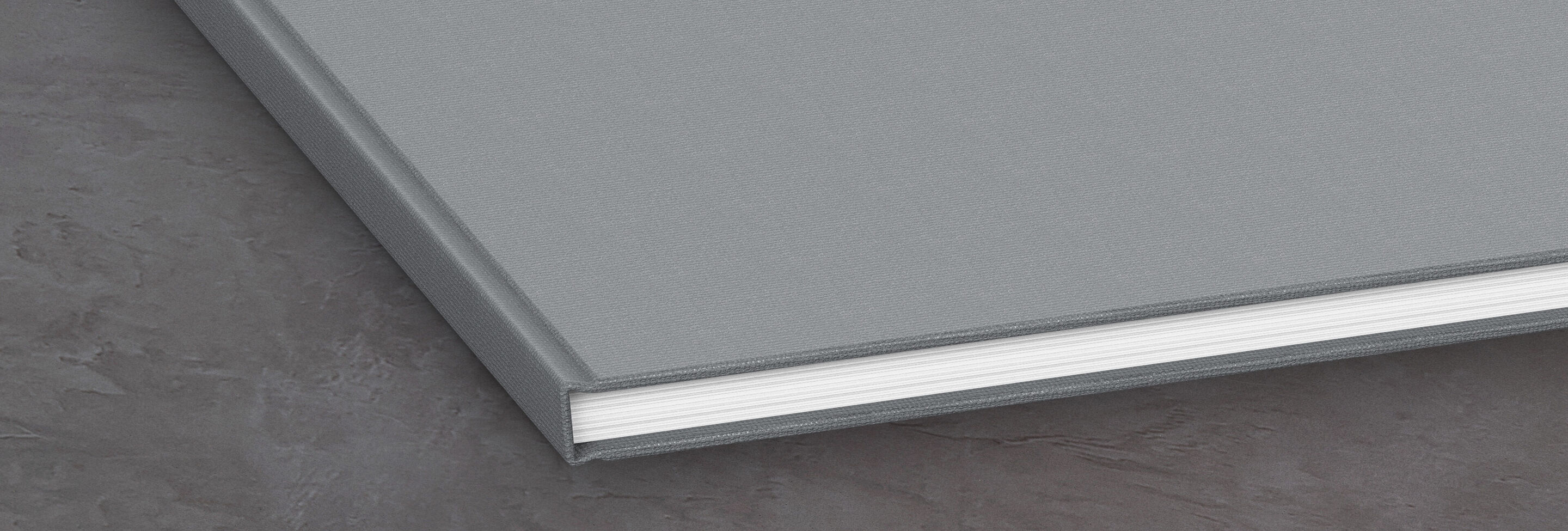 Detailopname van een grijs fotoboek met gebonden papier.
